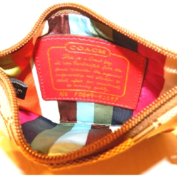 ☆Brand New☆Stunning COACH Classic 2008 Red Signature Stripe Clutch Wristlet☆ - Picture 4 of 16